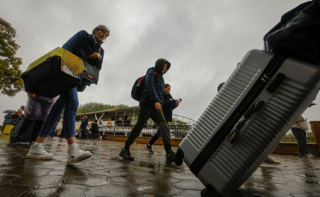 Civilians evacuated from Kherson arrive in Oleshky