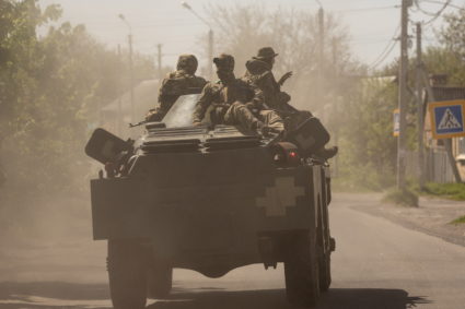 Ukrainian soldiers ride on an armoured vehicle heading to the front line, amid Russia's invasion in Ukraine, in Bakhmut, Donetsk region, Ukraine, May 8, 2022. Photo by Jorge Silva/REUTERS