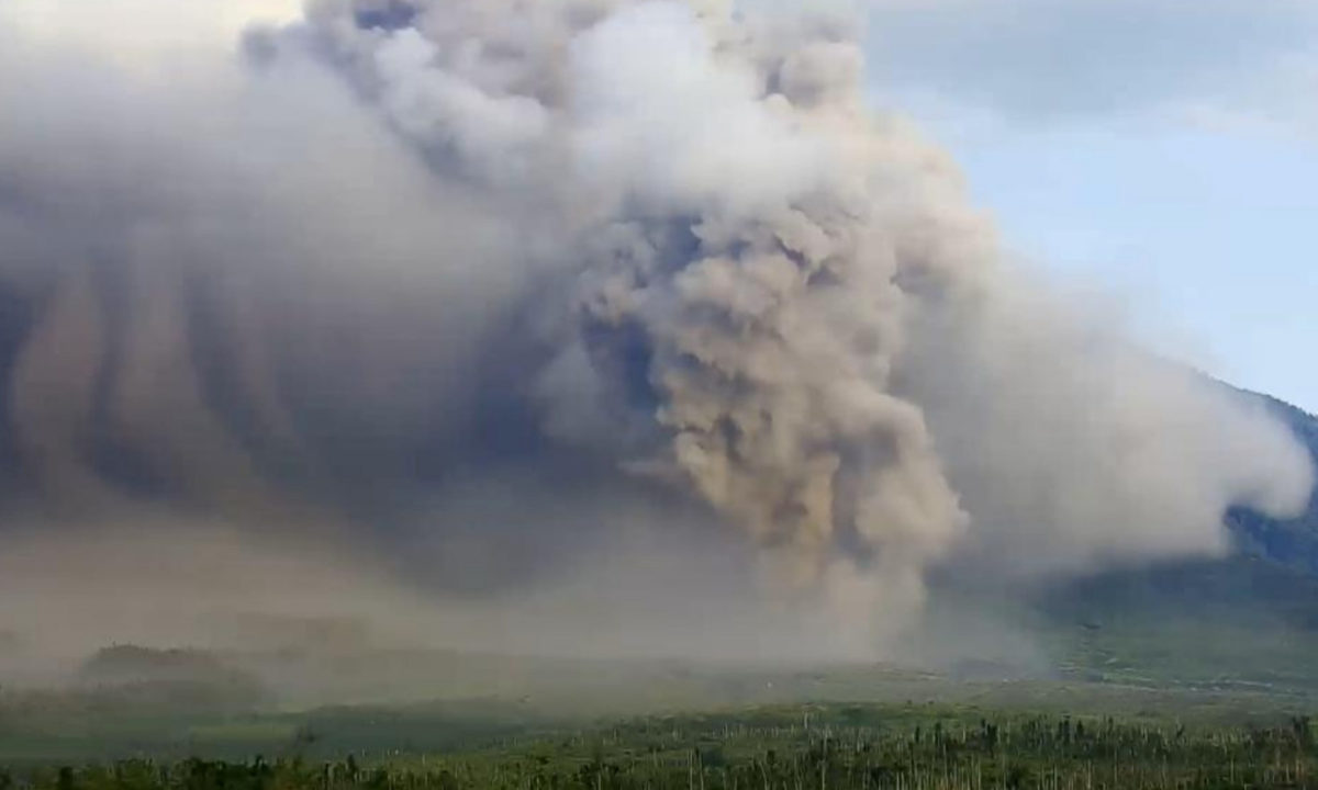 New eruption of Indonesia’s Mt. Semeru unleashes lava river, volcanic ...