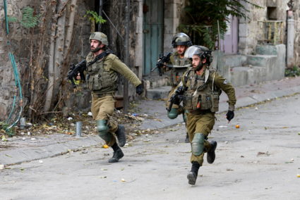 Israeli troops run during clashes with Palestinians in Hebron in the Israeli-occupied West Bank November 18, 2022. Photo by Mussa Qawasma/REUTERS