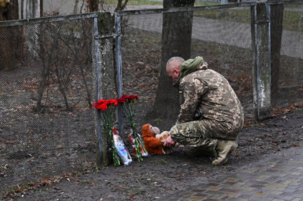 A Ukrainian serviceman leaves a toy near the site of a helicopter crash, amid Russia's attack on Ukraine, in the town of Brovary, outside Kyiv, Ukraine, January 18, 2023. Photo by Viacheslav Ratynskyi/REUTERS