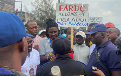 Congolese police talk to demonstrators calling on authorities to enforce an agreed withdrawal of M23 rebels from occupied territory in the region, within Goma in the North Kivu province of the Democratic Republic of Congo January 18, 2023. Photo by Djaffar Sabiti/REUTERS
