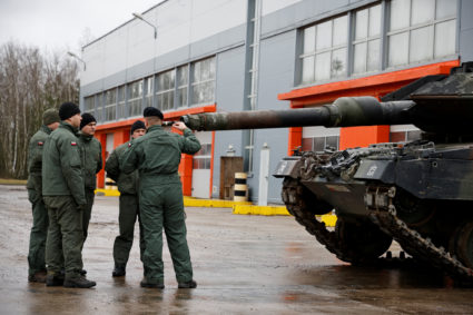 Polish army train soldiers on Leopard tanks