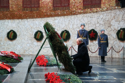 Russian President Vladimir Putin attends a wreath-laying ceremony during an event marking the 80th anniversary of the Battle of Stalingrad in World War Two, at the Mamayev Kurgan memorial complex in Volgograd, Russia February 2, 2023. Photo by Dmitry Lobakin/Sputnik/Pool via REUTERS