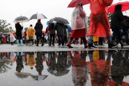 Los Angels public school teachers continue to deal with the rainy weather as their strike enters its third day in Gardena, California, U.S., January 16, 2019. Photo by Mike Blake/REUTERS