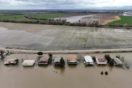 Flooding causes the evacuation of San Joaquin Valley communities