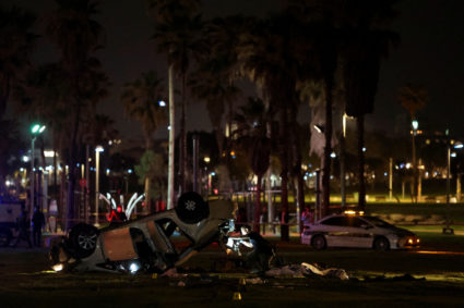 Israeli officials work at the scene of a shooting attack in Tel Aviv, Israel April 7, 2023. Photo by Nir Elias/REUTERS