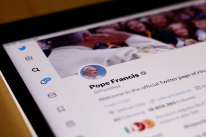 Pope Francis loses Twitter verified blue status