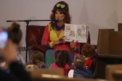 Drag performer Veranda L'Ni reads to children during a Drag Show Story Hour at the Community Church of Chesterland in Chesterland, Ohio, U.S., April 1, 2023. Photo by Jim Urquhart/REUTERS