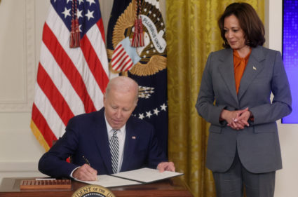 U.S. President Joe Biden signs an Executive Order about Artificial Intelligence as Vice President Kamala Harris looks on, in the East Room at the White House in Washington, U.S., October 30, 2023. Photo by Leah Millis/REUTERS