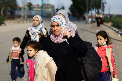 Palestinians fleeing north Gaza move southward, as Israeli tanks roll deeper into the enclave, amid the ongoing conflict b...