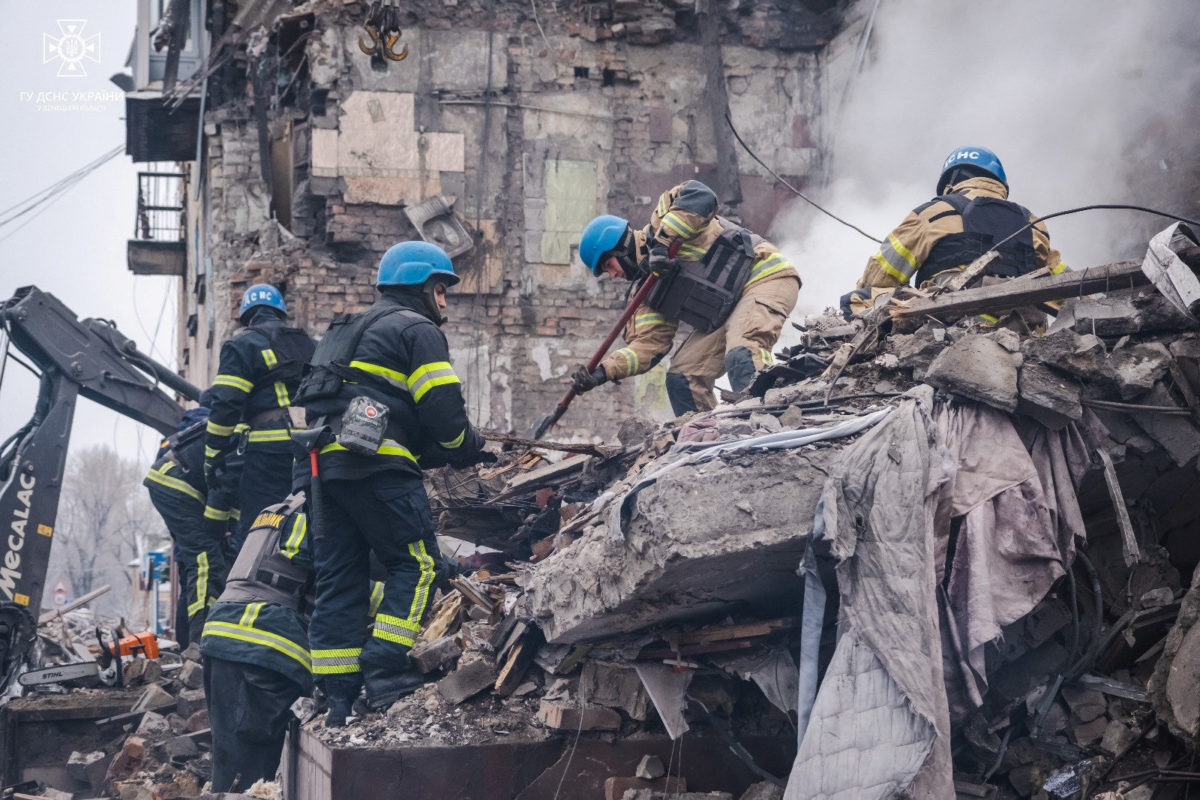 Russian missile strikes in eastern Ukraine rip through buildings, kill ...