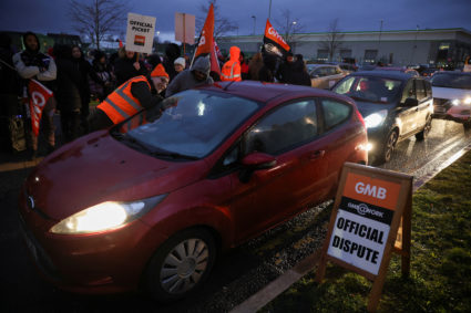 News Wrap: Amazon workers across Europe walk out on Black Friday protesting pay