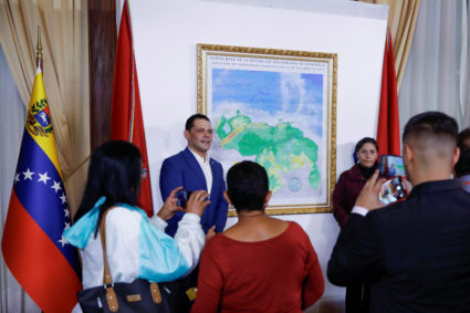 People take photos during an event to unveil a map of Venezuela showing the disputed Esequibo region as part of the country, as tensions between Venezuela and Guyana have ratcheted up in recent weeks over a long-running territorial dispute, in Caracas, Venezuela, December 8, 2023. Photo by Leonardo Fernandez Viloria/REUTERS