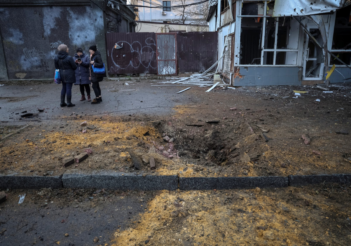 A Russian drone and artillery attack kills 6 in Ukraine and knocks out ...