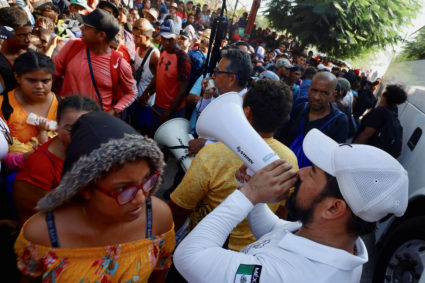 Migrants are being transferred to Huixtla to continue their procedure to obtain a transit permit, in Mapastepec