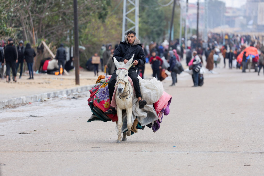 Palestinians fleeing Khan Younis, due to the Israeli ground operation, move towards Rafah