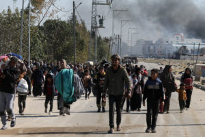 Palestinians flee Khan Younis, in the southern Gaza Strip