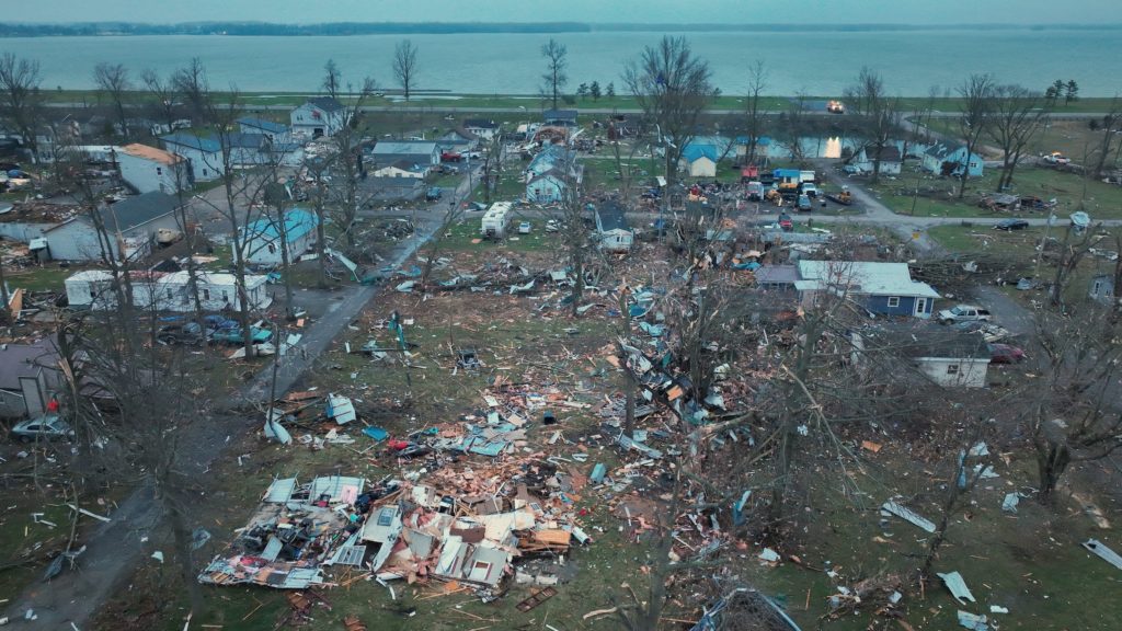 News Wrap: Central U.S. starts to pick up after deadly storm | PBS NewsHour