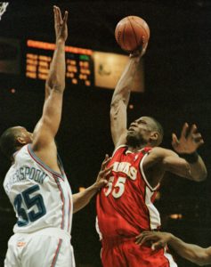HAWKS MUTOMBO SHOOTS OVER CAVS WEATHERSPOON.