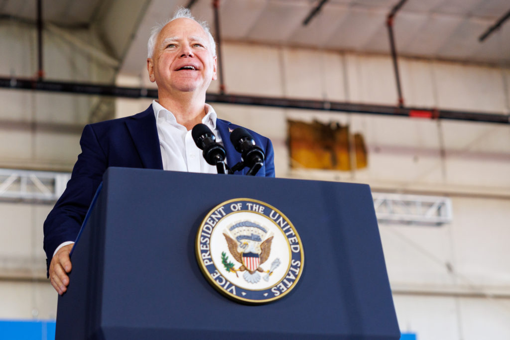 WATCH LIVE: Walz spricht mit Gewerkschaftsmitgliedern bei ...