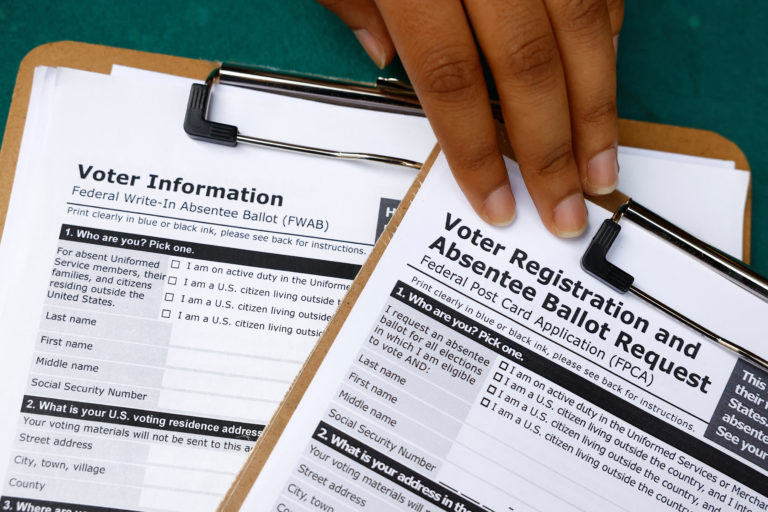 With polls tight, U.S. election campaigns target overseas voters