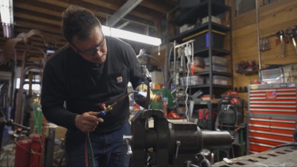 Russian artist opposed to Putin's war in Ukraine finds refuge in Oregon