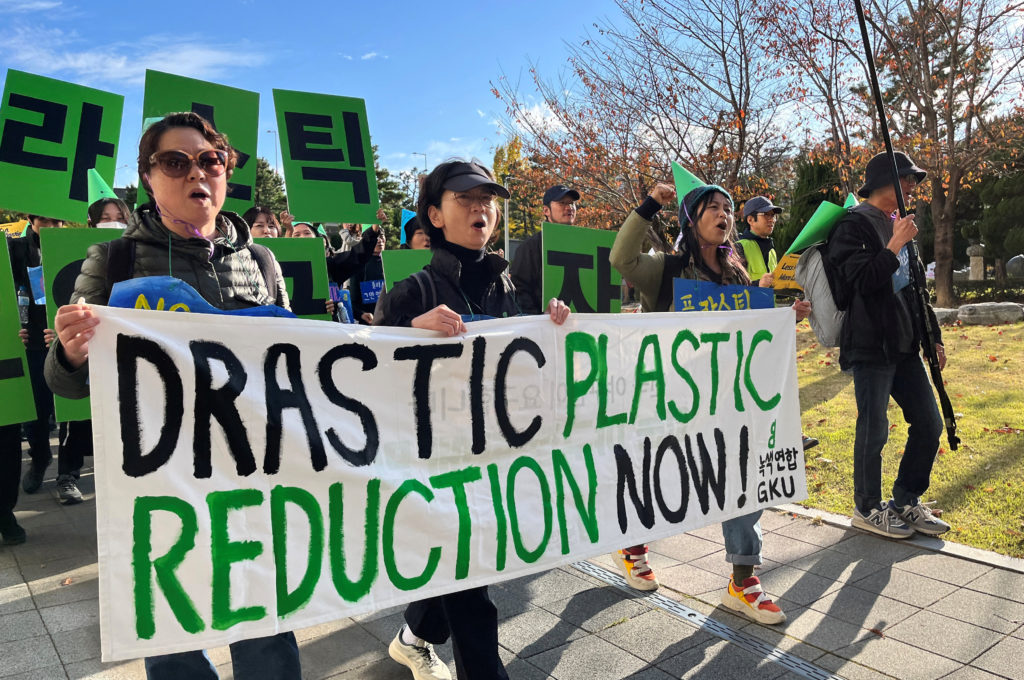 Green activists in S. Korea demand tough action on plastic waste at UN talks
