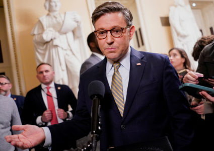 US House approves bill to avert midnight shutdown, sends to Senate