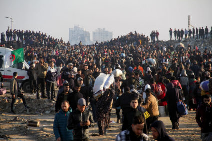 Displaced Palestinians make their way back to their homes in northern Gaza