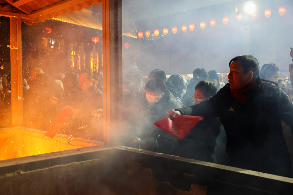 People flock to Buddhist temple to pray for good fortune on Lunar New Year's Eve