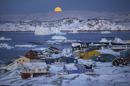 Full moon,icebergs &amp; colourful houses in Ilulissat