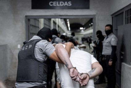 U.S. deports alleged members of the Tren de Aragua to be imprisoned in El Salvador