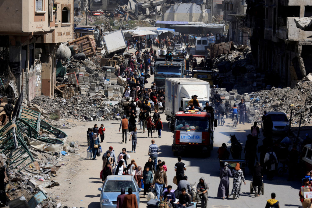 Palestinians flee areas in the eastern part of Gaza City