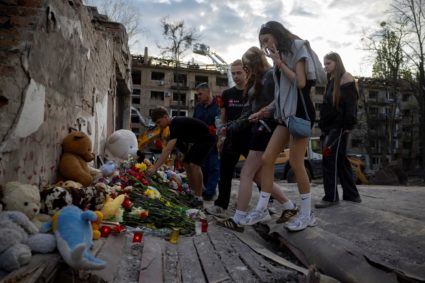 News Wrap: U.S. envoy meets with Putin for talks to end Russia's war in Ukraine