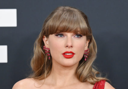 Taylor Swift buys back her first 6 albums