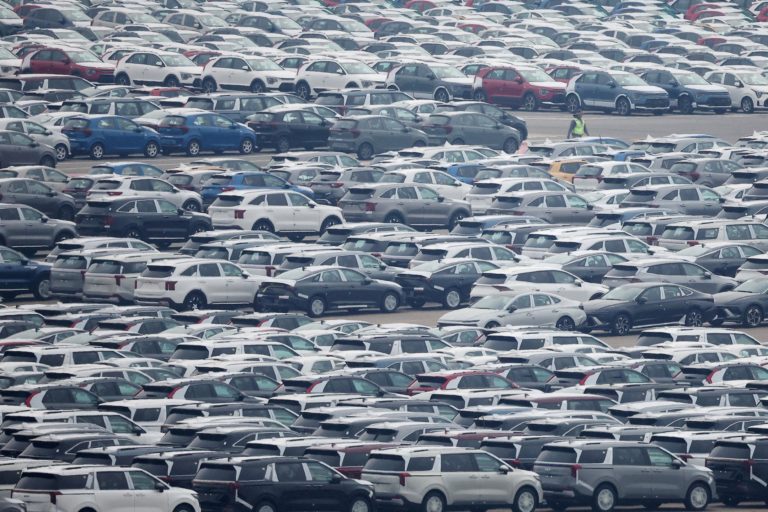 FILE PHOTO: FILE PHOTO: South Korea to ready support for business in response to U.S. tariffs