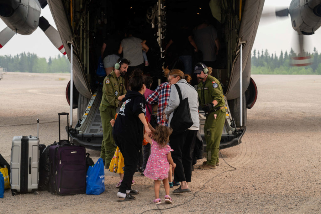 Canadian Armed Forces personnel assist in the evacuation of locals from the Pimicikamak Cree Nation