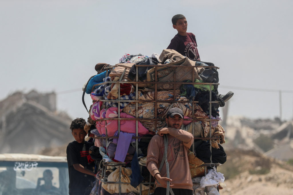 Displaced Palestinians fleeing northern Gaza head south