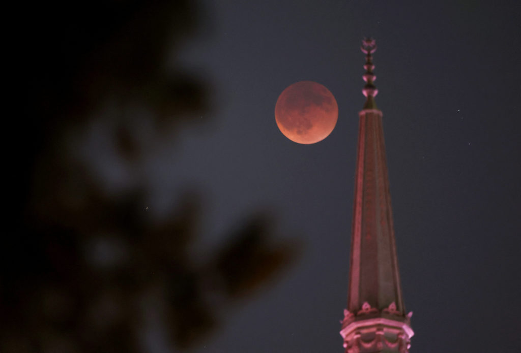 Total lunar eclipse in Cairo