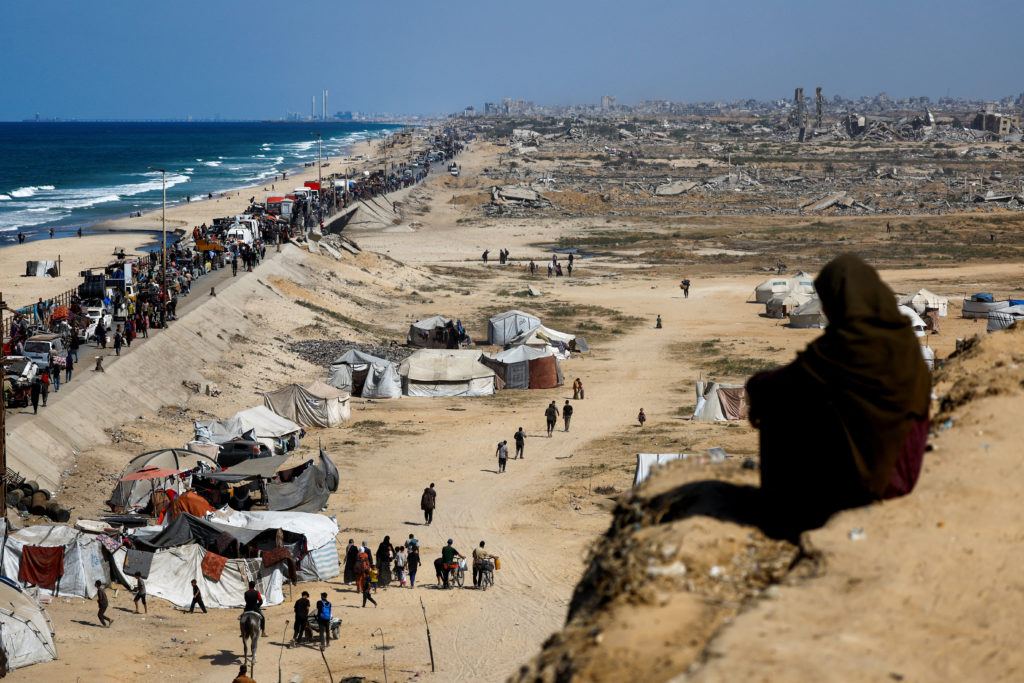 Palestinians return to the north amid a ceasefire between Israel and Hamas in Gaza
