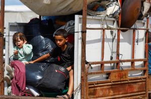 Palestinians return to the north amid a ceasefire between Israel and Hamas in Gaza