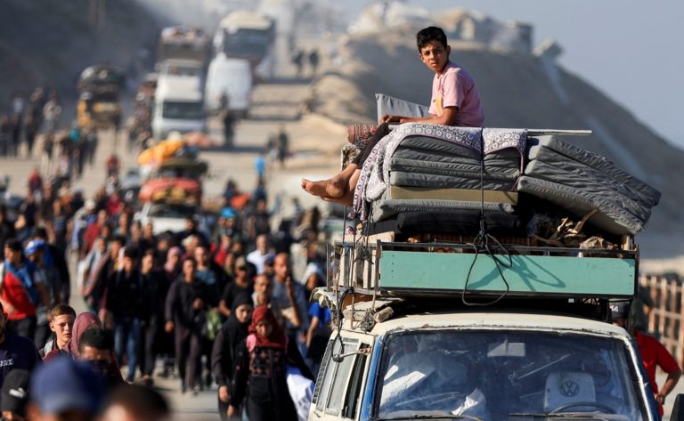 Palestinians return to the north amid a ceasefire between Israel and Hamas in Gaza