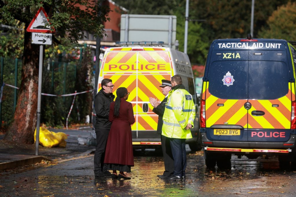 News Wrap: Authorities question 6 suspects linked to Manchester synagogue attack