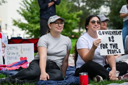 Federal workers set to miss full paycheck as government shutdown drags on