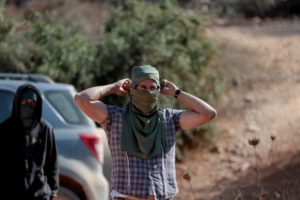 Israeli settlers hinder the access of Palestinians to olive trees
