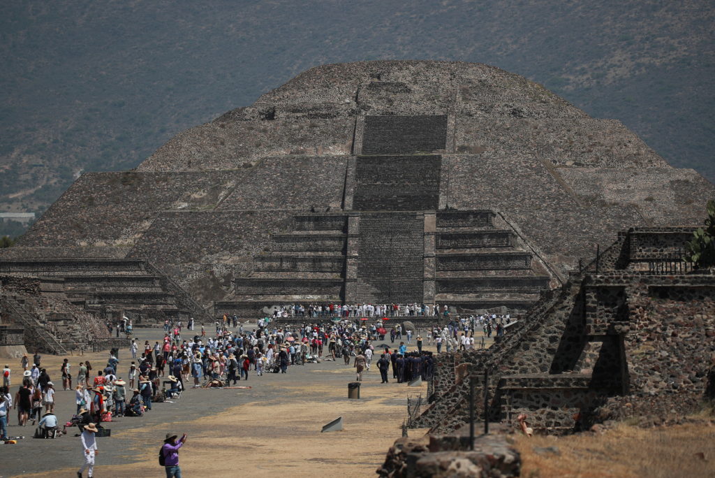 Gunman at Mexico's Teotihuacán pyramids kills 1 Canadian tourist, injures 6