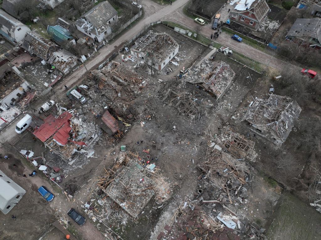 Russian strikes on Ukraine kill 8 as Kyiv holds door open for Easter truce