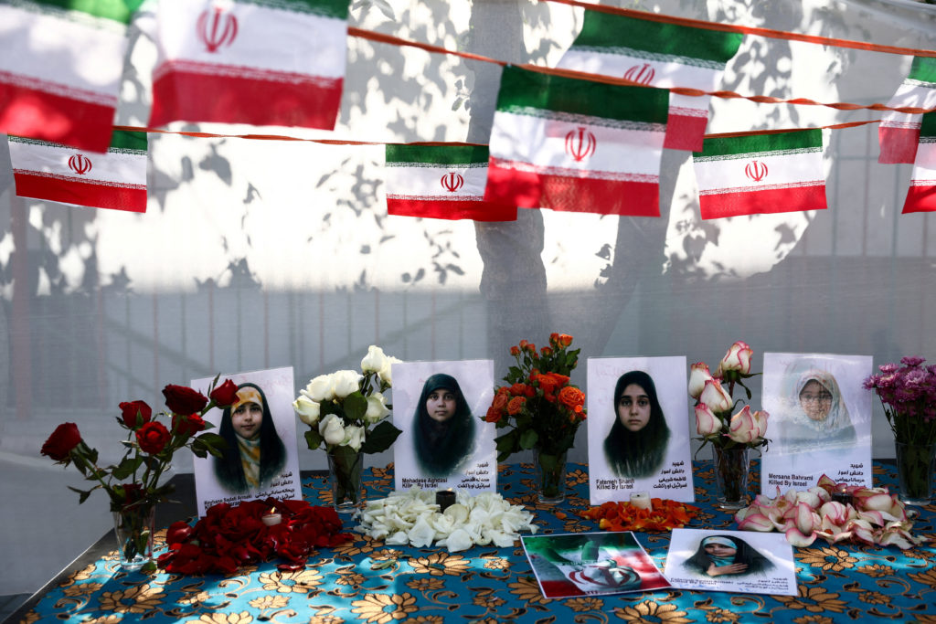 तेहरान में एक समारोह के दौरान हड़ताल में मारे गए मिनाब स्कूल के छात्रों की तस्वीरें प्रदर्शित की गईं