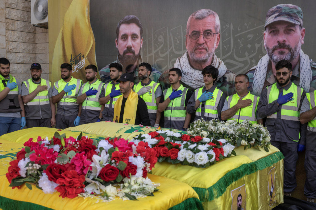 अल-हल्लौसियाह गांव में हिज़्बुल्लाह लड़ाकों का अंतिम संस्कार